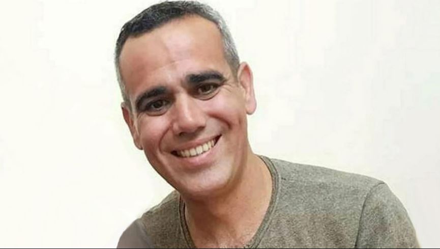 El rehén, que habla en hebreo, se identifica y pide al gobierno israelí que actúe para su liberación.