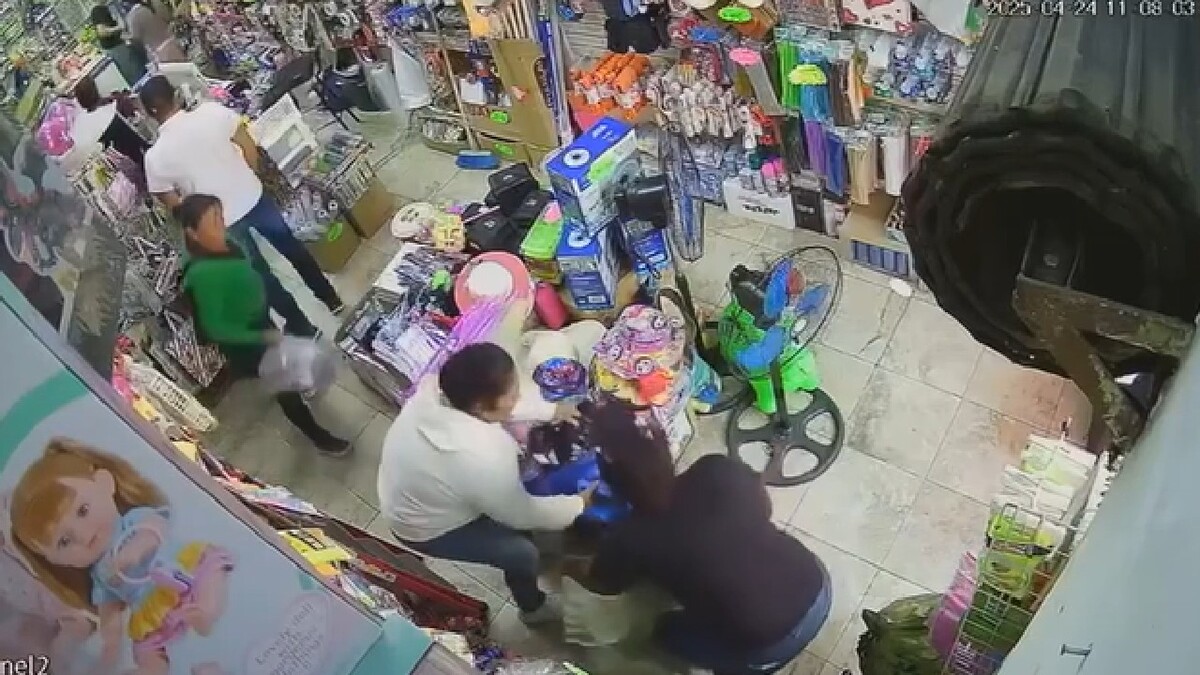 Cámaras de seguridad capturan el robo en una tienda de regalos de Tulancingo
