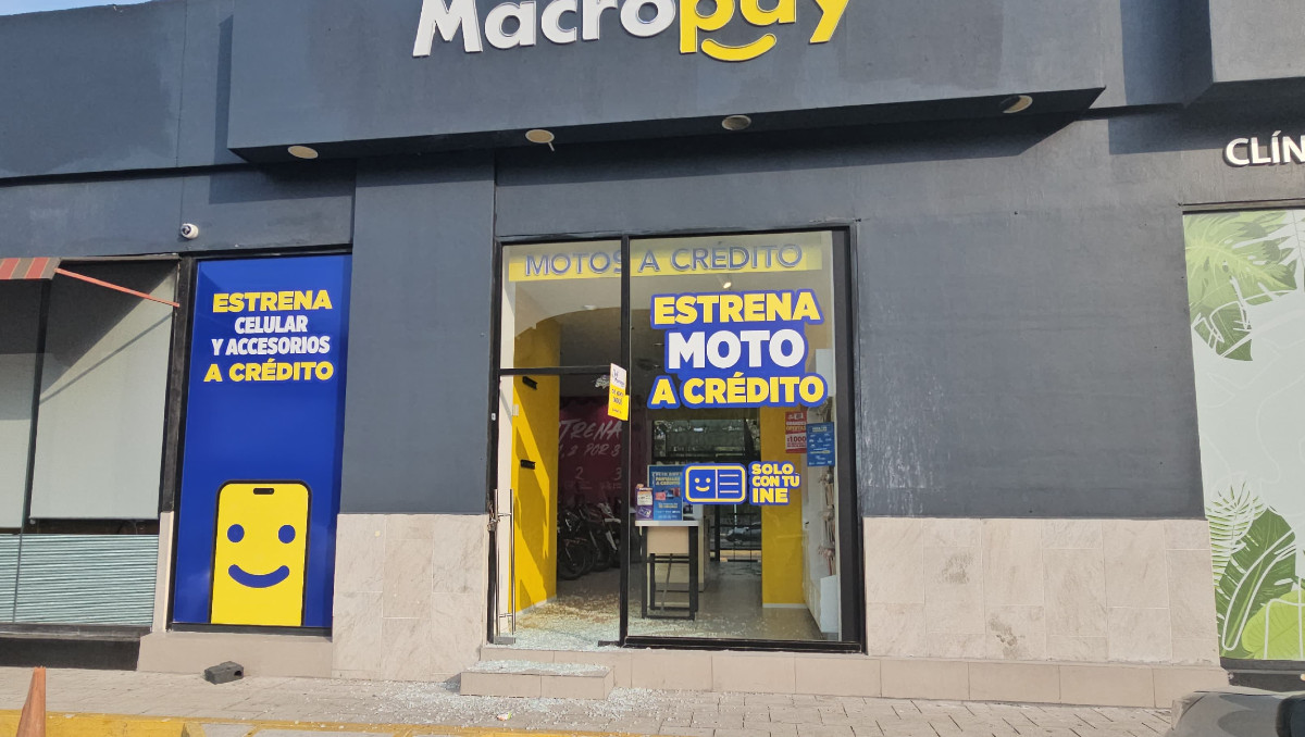 Dan 'cristalazo' a Macro Pay en Plaza Dorada | Daniel Hernández