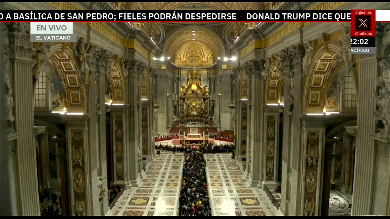 Fieles hacen largas filas para despedirse del Papa Francisco en el Vaticano