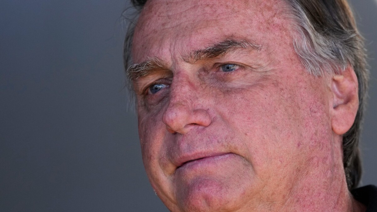Jair Bolsonaro fue apuñalado en el  vientre durante una campaña presidencial. | AP