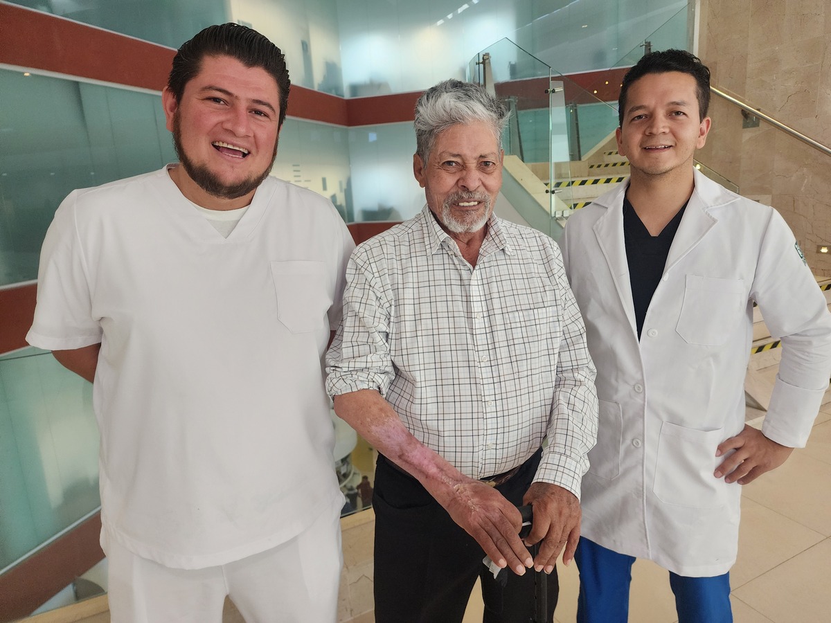 Javier "N" se mostró agradecido con todo el personal médico del IMSS | Foto: Twitter