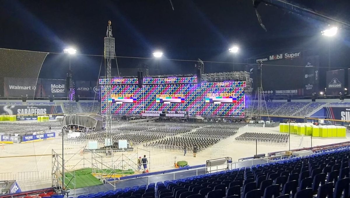 Montan escenario para show de Alfredo Olivas en Monterrey. | Ángel Martínez