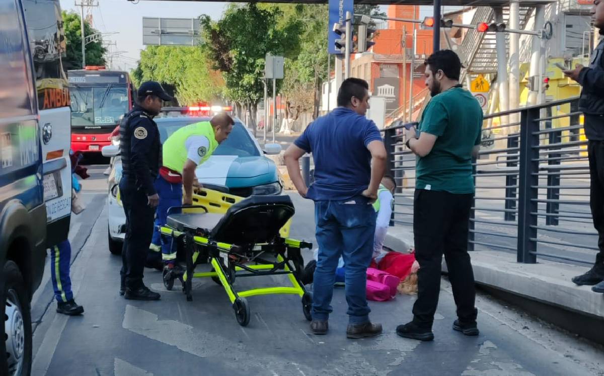 La mujer cruzaba la cebra peatonal para acceder a la estación del Metrobús Cañaverales | Foto de Enrique Luna