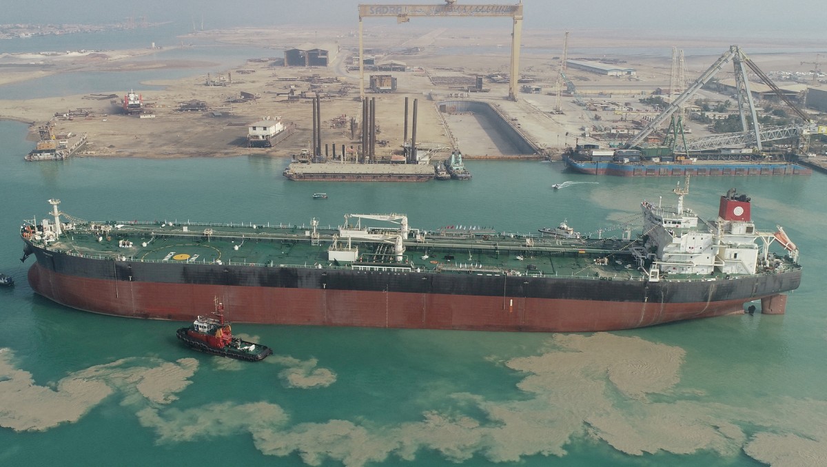 El segundo petrolero vendido a Venezuela se ve en la costa de Bushehr, Irán. Junio de 2022. Foto: Reuters