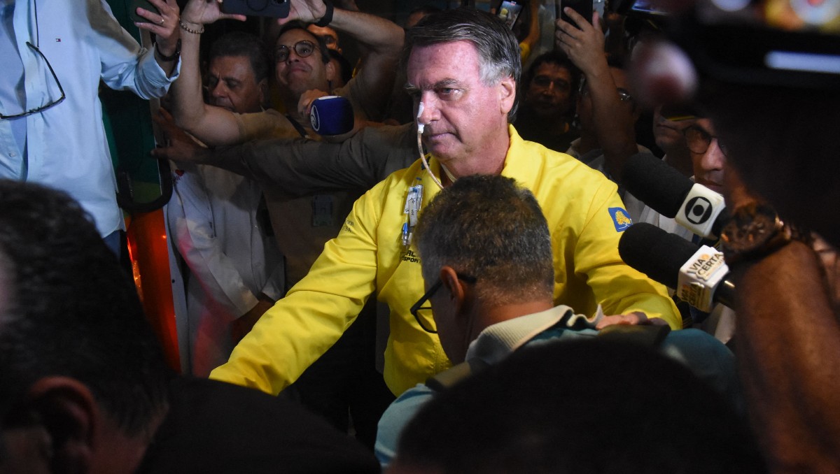 El ex presidente Jair Bolsonaro antes de abordar una ambulancia al salir del Hospital Rio Grande. | AFP