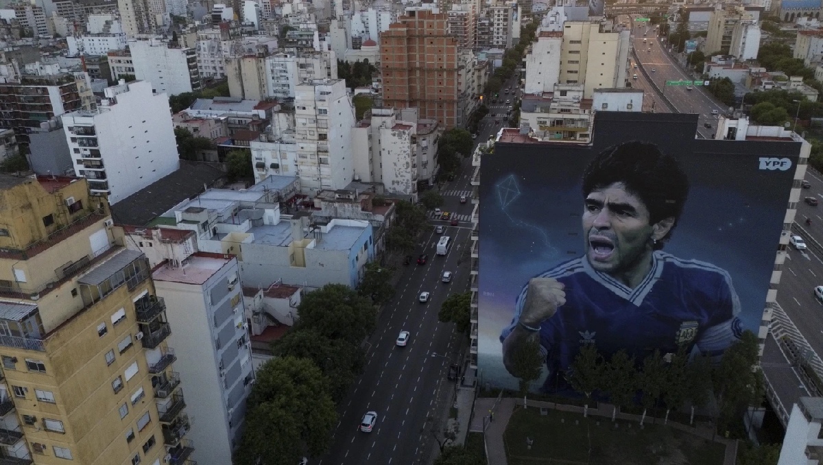 Testigo en el juicio por la Muerte de Maradona afirma que su médico habría falsificado un informe y no lo operó (AP)