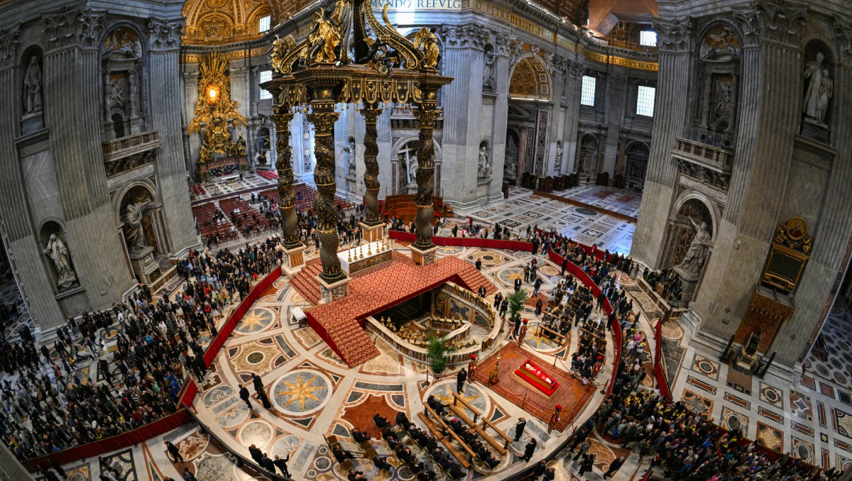 Visitantes entran a la Basílica de San Pedro para rendir homenaje al cuerpo del difunto papa Francisco. | AFP