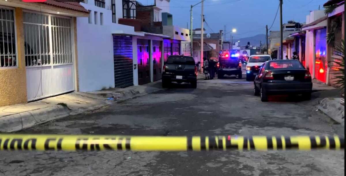 A la zona acudieron policías y paramédicos, luego de los asesinatos. | Especial