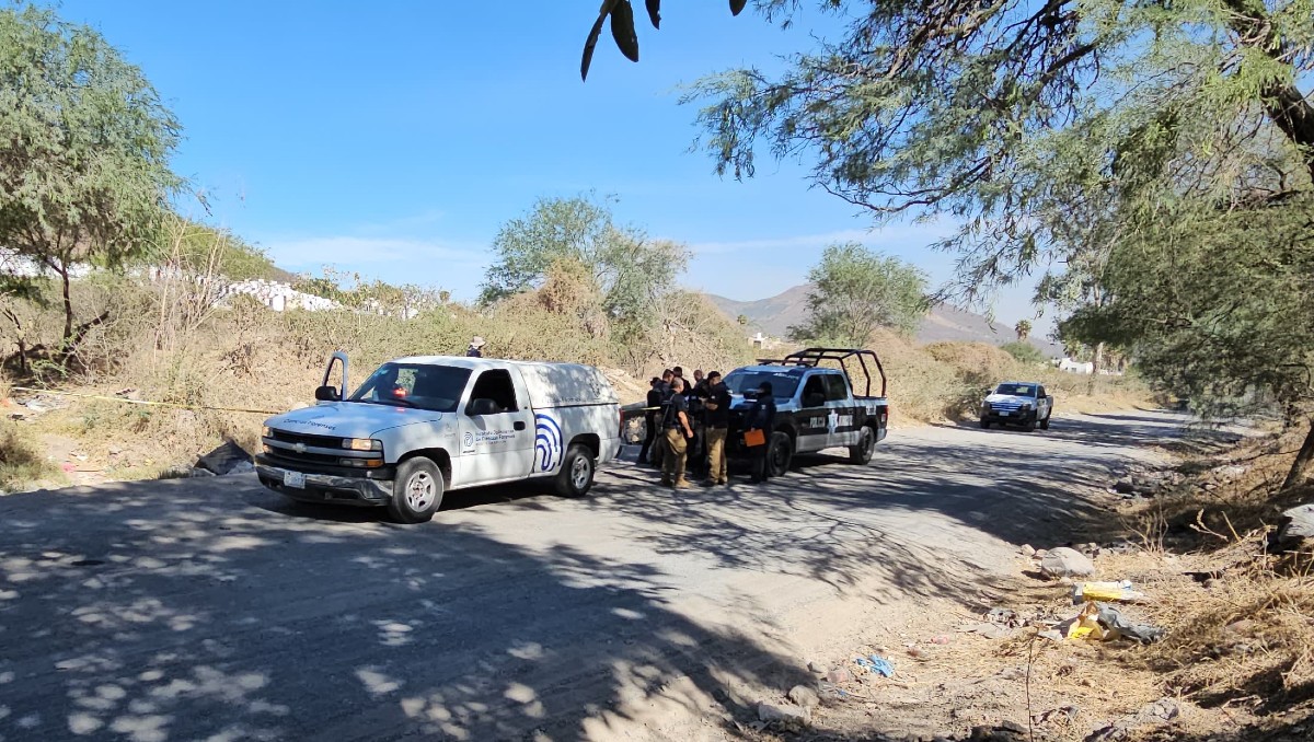 Autoridades resguardan lugar donde se halló a un hombre muerto en Tlajomulco (Juan Carlos Munguía)