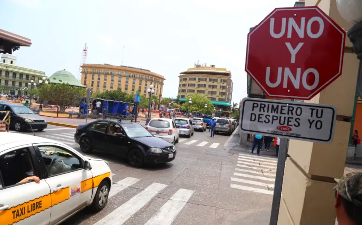 Colocan señalamientos "Uno a uno" en Tampico. | Yazmín Sánchez