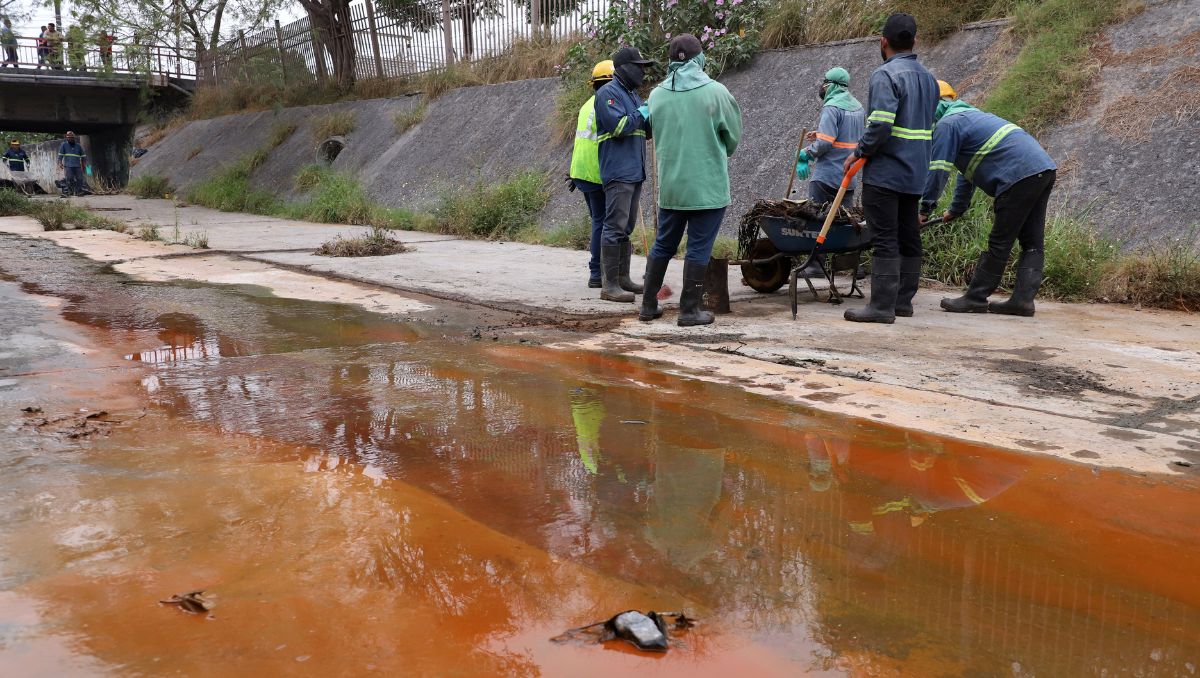 Cuadrillas de Ternium se encontraban desde el miércoles haciendo limpia en el arroyo. Luis Guerra
