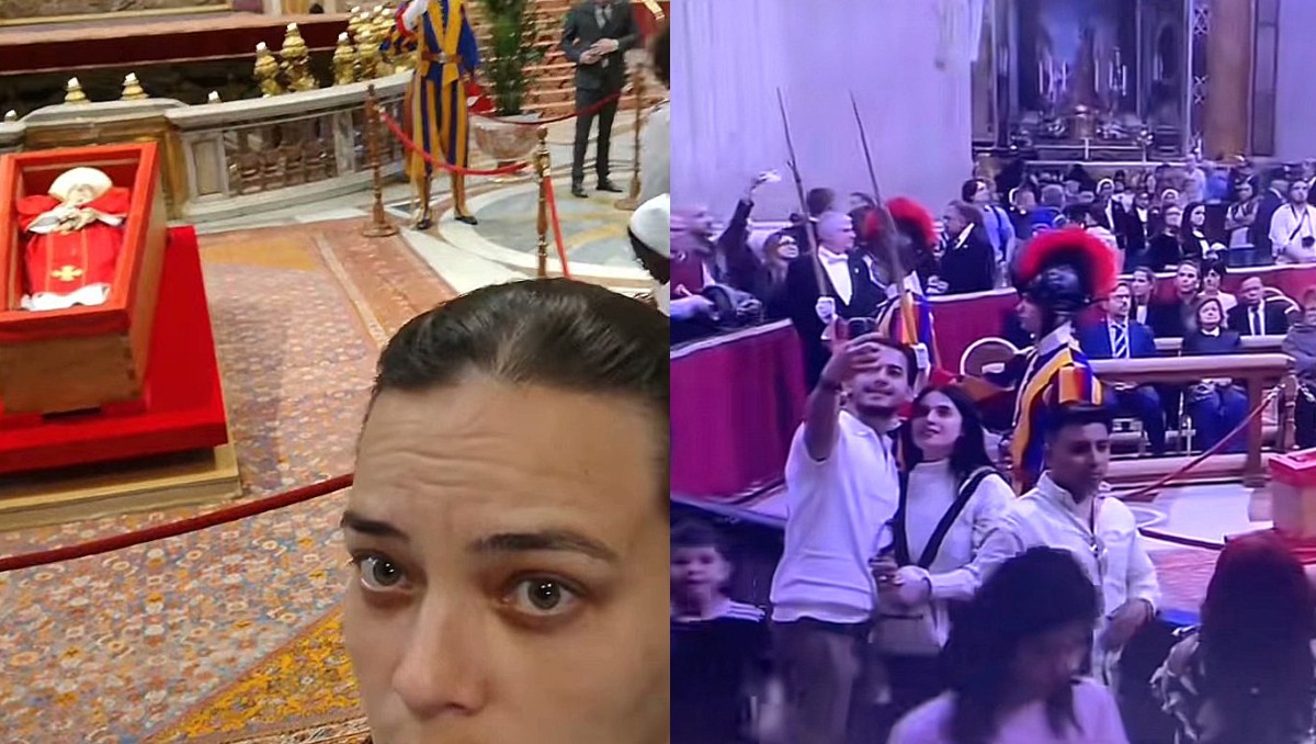 Fieles tomándose selfies con el cuerpo del papa Francisco.