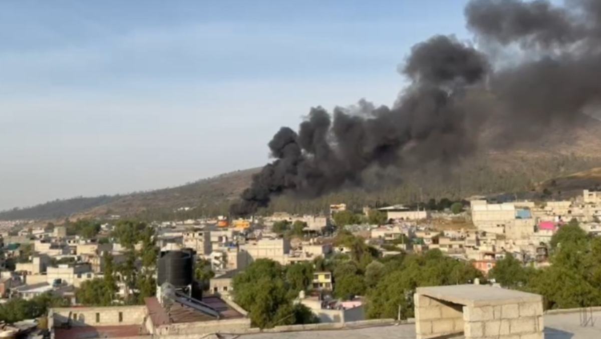 Fuego consume materiales industriales en predio de Tultitlán. | Foto: Fernando Cruz