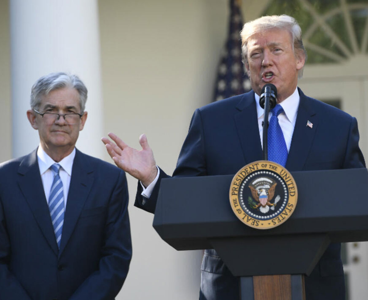 Jay Powell, presidente de la Reserva Federal (Fed) y Donald Trump. Foto: AFP