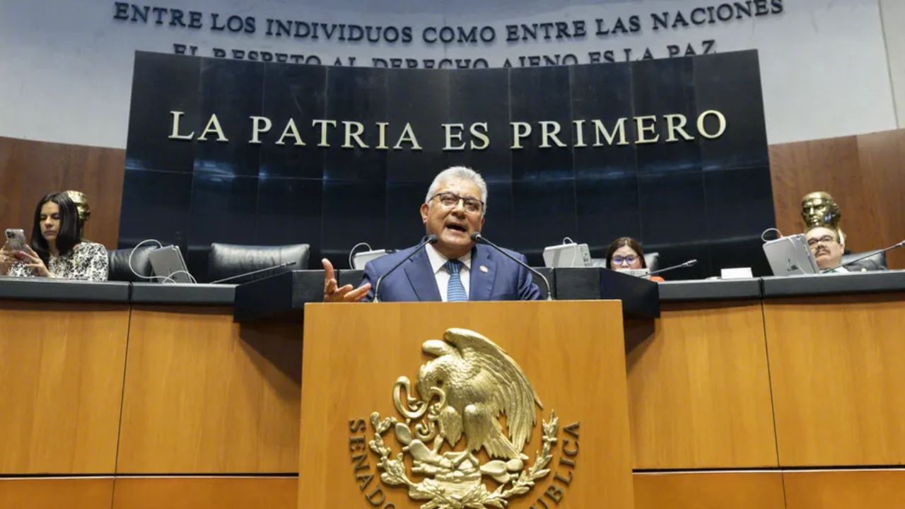 Maestros son reconocidos en el Senado por su contribución al desarrollo del país