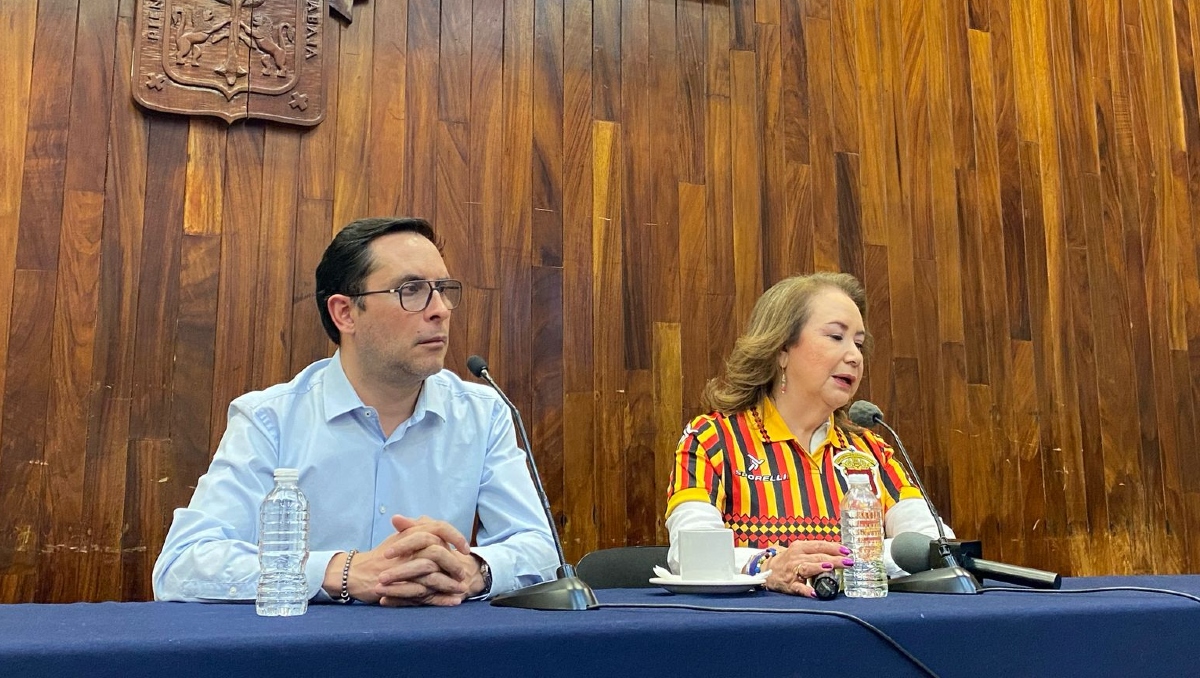 La ministra lució ataviada por un jersey de los Leones Negros que le fue obsequiado por los asistentes (Foto: Gloria Reza)