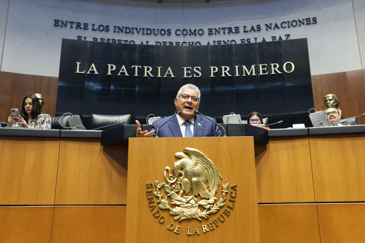 Senado de la República reconoce a los maestros