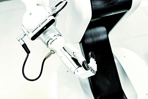 Zeekr, empresa de autos eléctricos, opera con un prototipo de una mano humanoide, en fase de pruebas. Qilai Shen / The New York Times