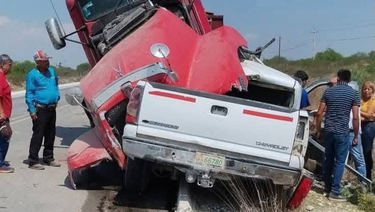 El accidente tuvo lugar en la carretera que va de Doctor Arroyo hacía Matehuala en Nuevo León. | Especial.