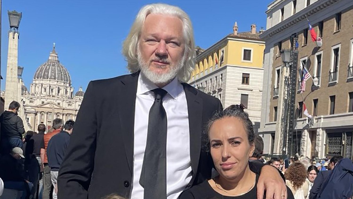 Assange asiste al funeral del papa Francisco para agradecerle su apoyo. | EFE