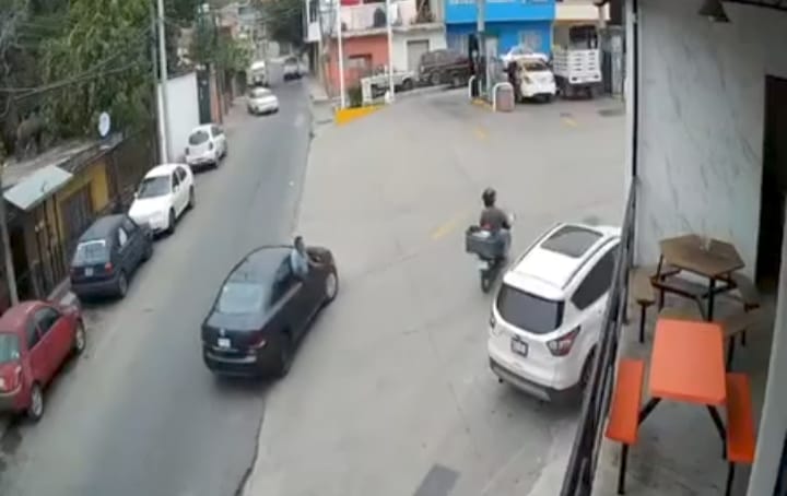 Conductor agrede con machete a un motociclista. (Captura)