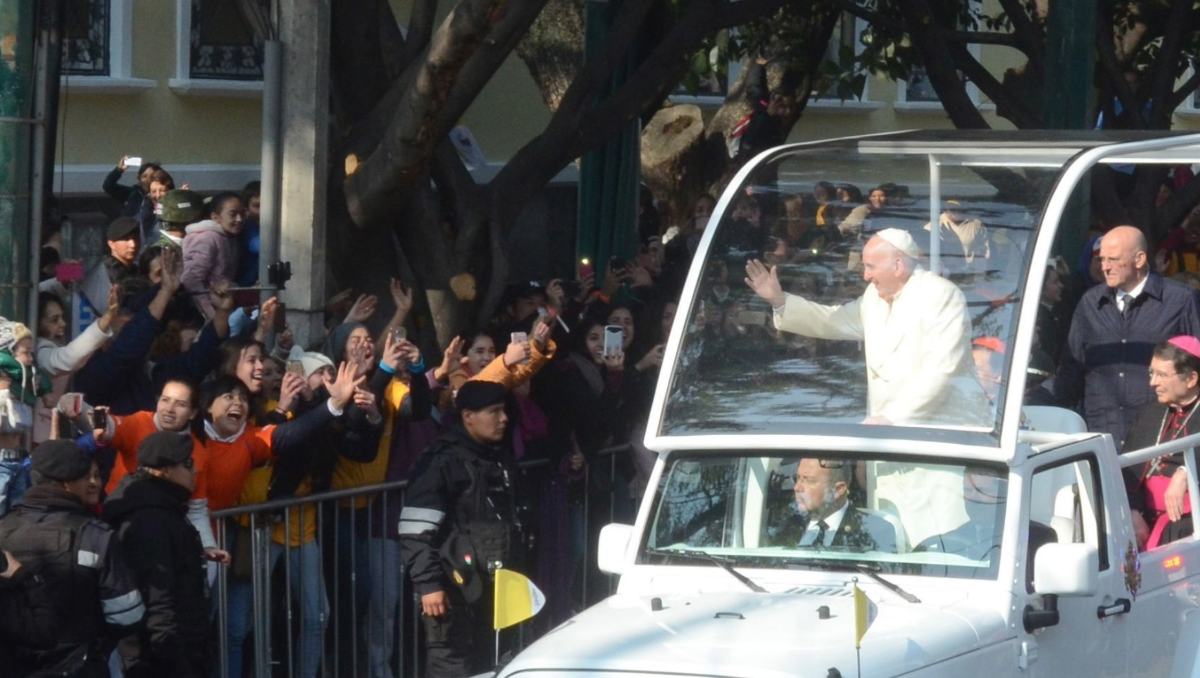 Feligreses de Ecatepec recuerdan la visita del papa Francisco al municipio mexiquense. | Foto: Cuartoscuro