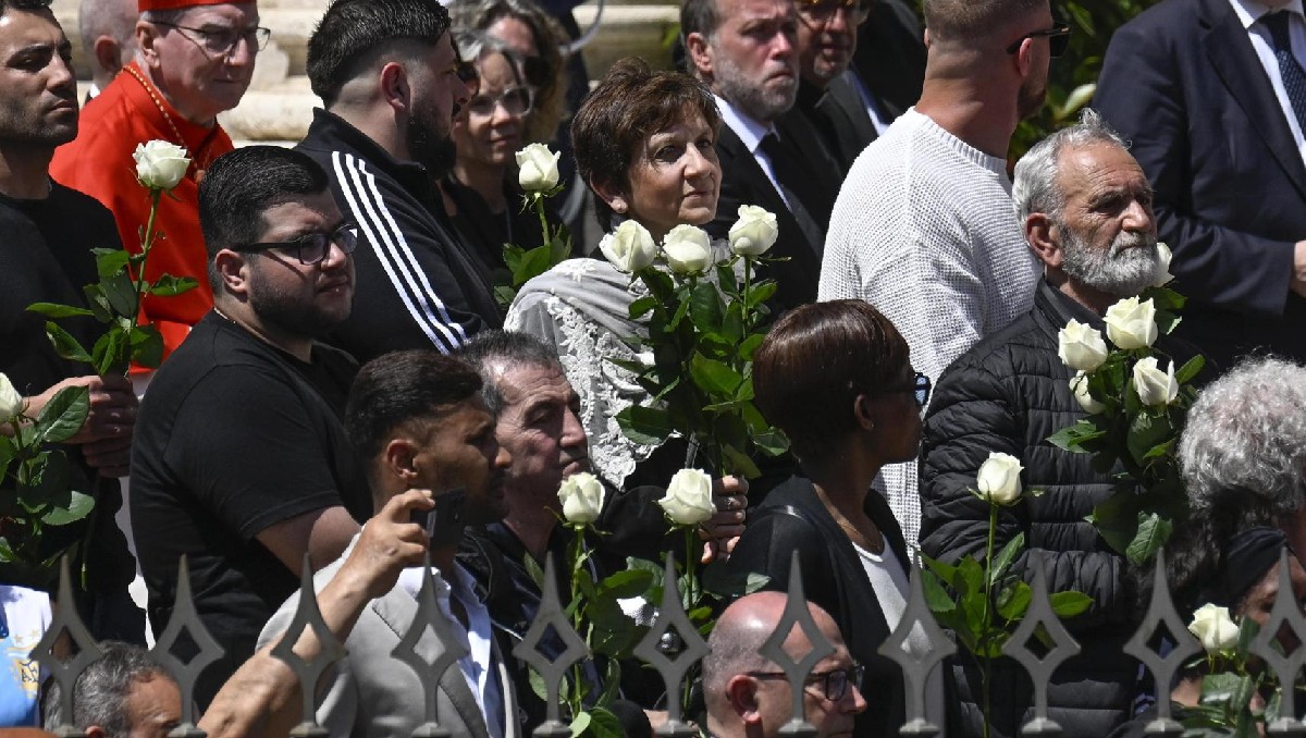 Miles de personas acuden a darle el último adiós al papa Francisco. | EFE