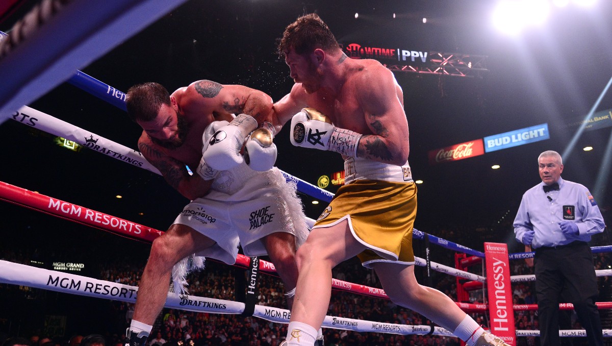 ¿Cuál fue la última pelea en la que Canelo Álvarez ganó por nocaut? (Reuters)