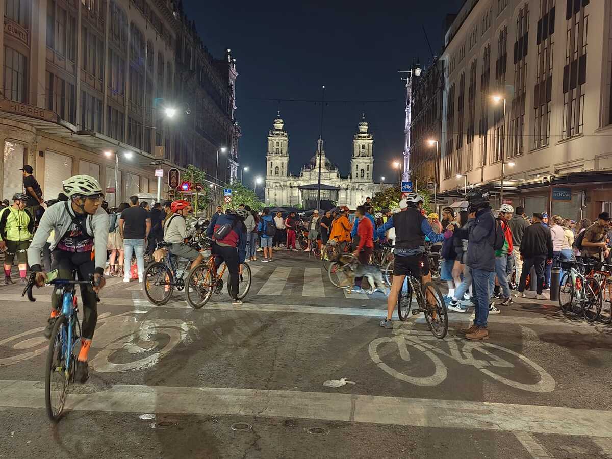 La rodada ciclista nocturna inició en la calle 20 de Noviembre en su cruce con Venustiano Carranza. | Foto: Enrique Luna