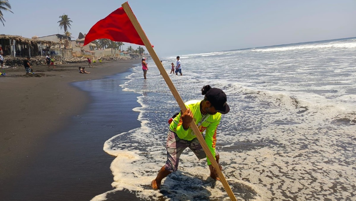 Autoridades colocan banderas rojas en playas de Colima por riesgo de corrientes | Foto: Fb. Protección Civil Estatal Colima