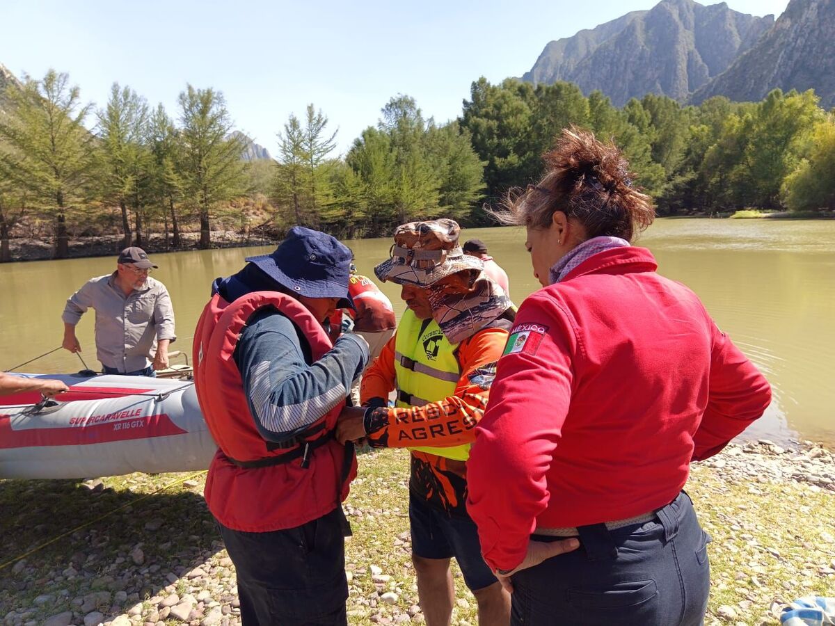 Elementos de Bomberos y Protección Civil se movilizaron al sitio para iniciar con las labores de búsqueda.| Archivo
