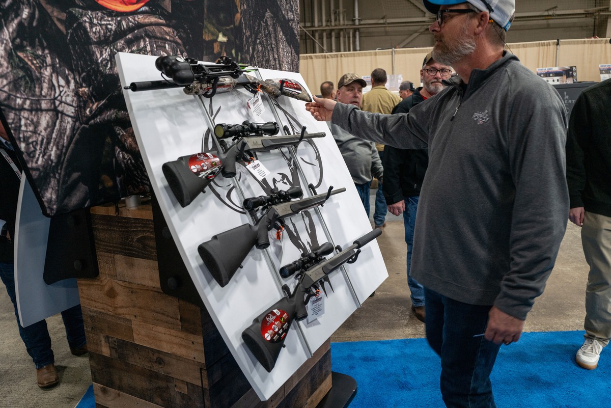 La gente mira armas y municiones en el Great American Outdoor Show. | Reuters