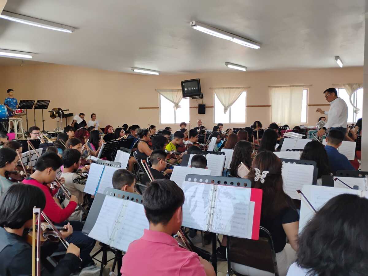 Orquesta Dime ensaya para su próximo concierto en el Teatro Nazas. (Especial)