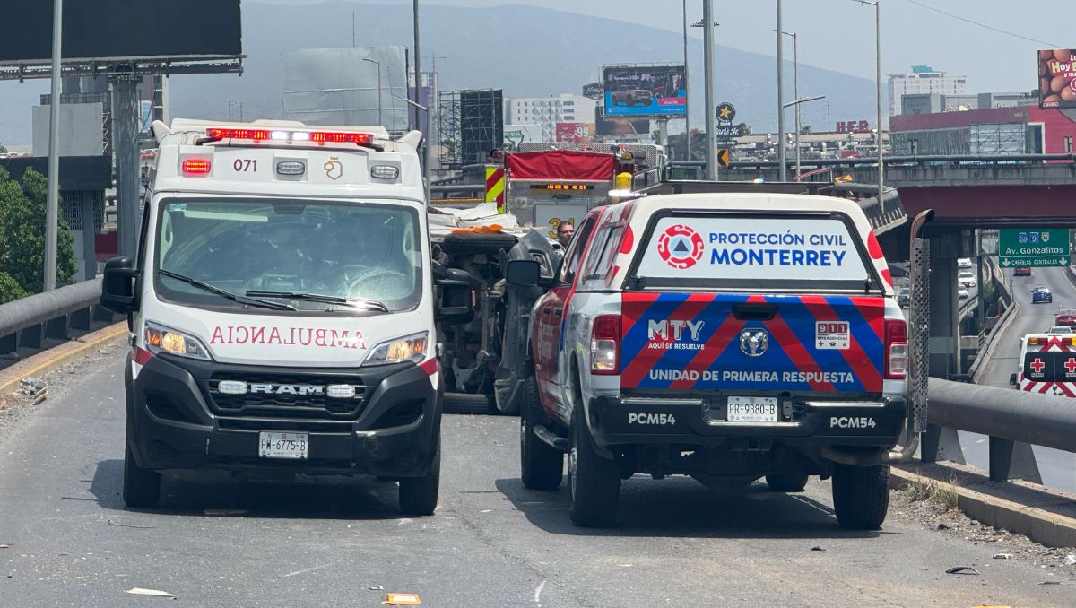En la parte trasera de la camioneta viajaban dos hombres; uno de ellos murió en el lugar | Marcela Cuevas