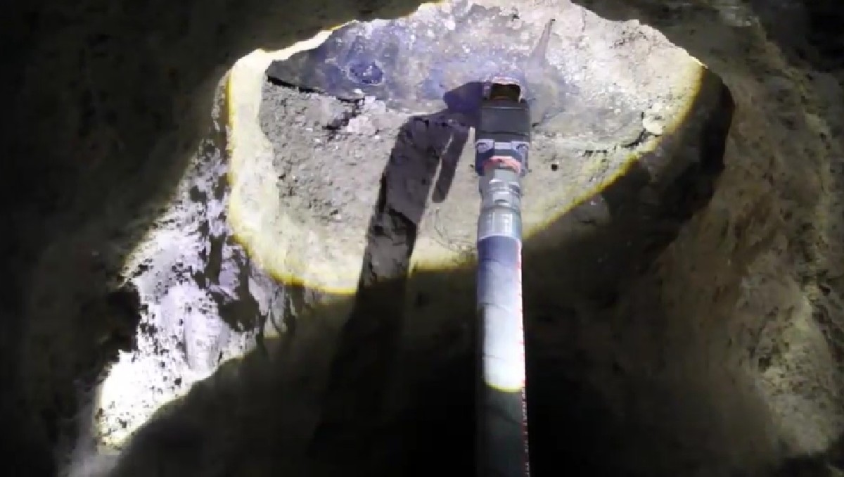 Autoridades estatales descubrieron el túnel huachicolero durante un cateo en Atotonilco de Tula.