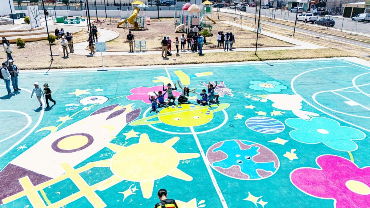 Autoridades municipales y familias reforestan el Parque Siglo XXI en Mineral de la Reforma, Hidalgo