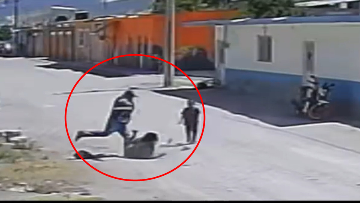 Captan golpiza a mujer en Puebla