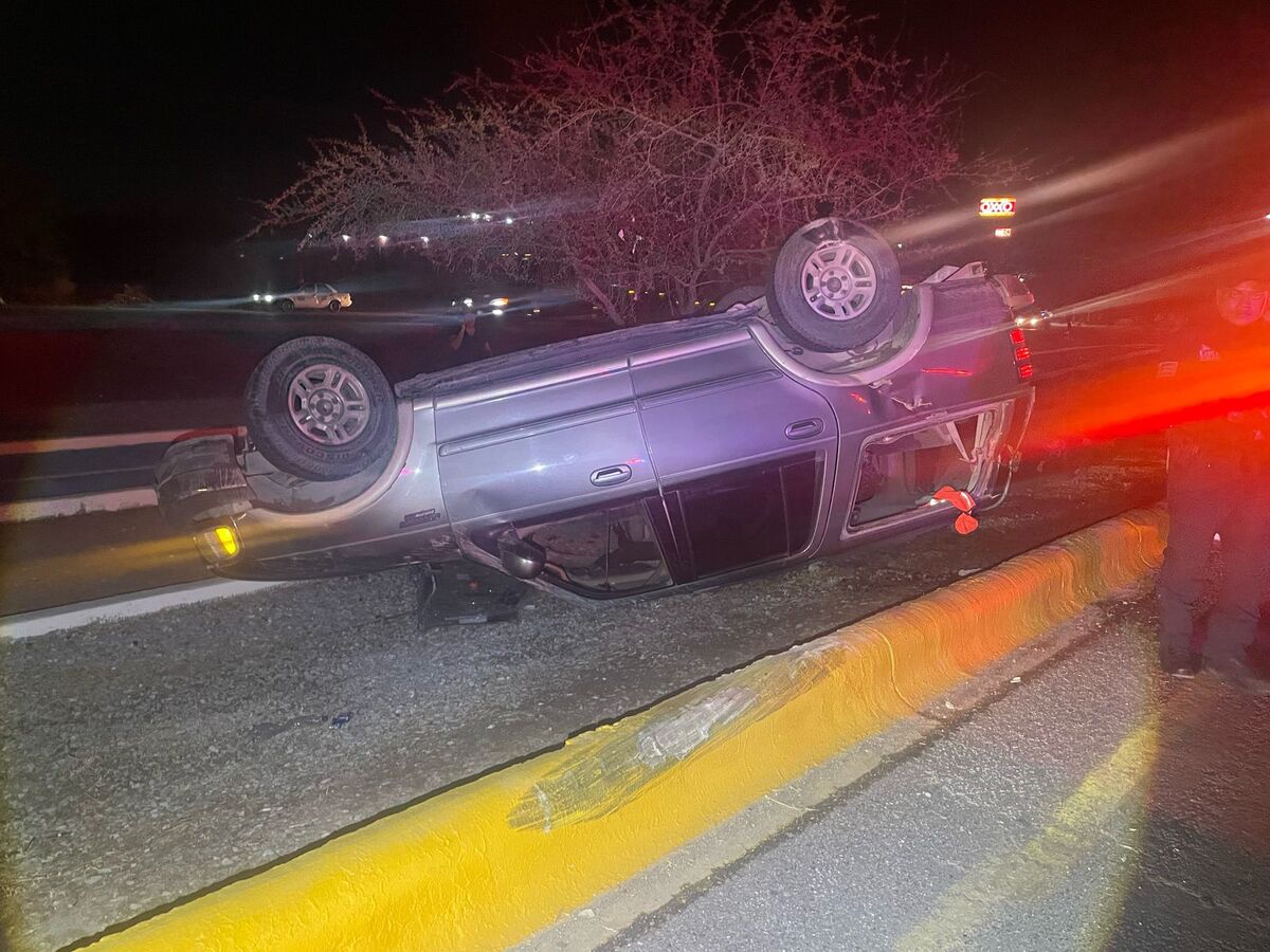 Tras la colisión, el Aveo volcó sobre el camellón central, quedando con los neumáticos hacia arriba. (Milenio Policía)