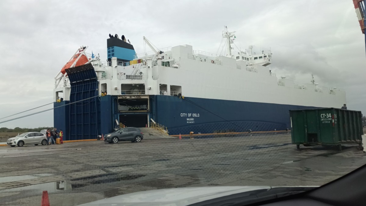 Exportación de autos por el puerto de Altamira.
