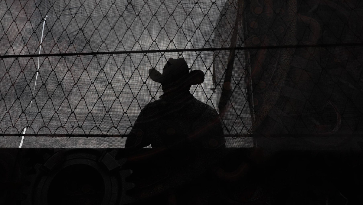 Fotografía de un hombre con sombrero a la espera del inicio de un concierto | Daniel Augusto/Cuartoscuro
