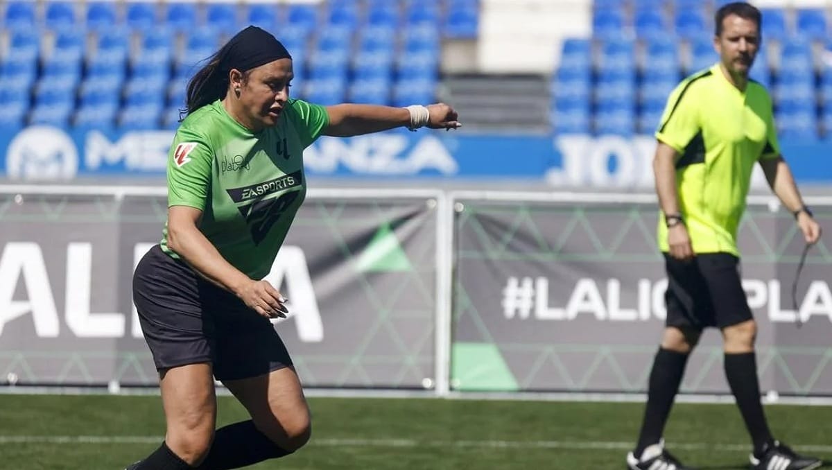 Karla Sofía Gascón en el partido de futbol