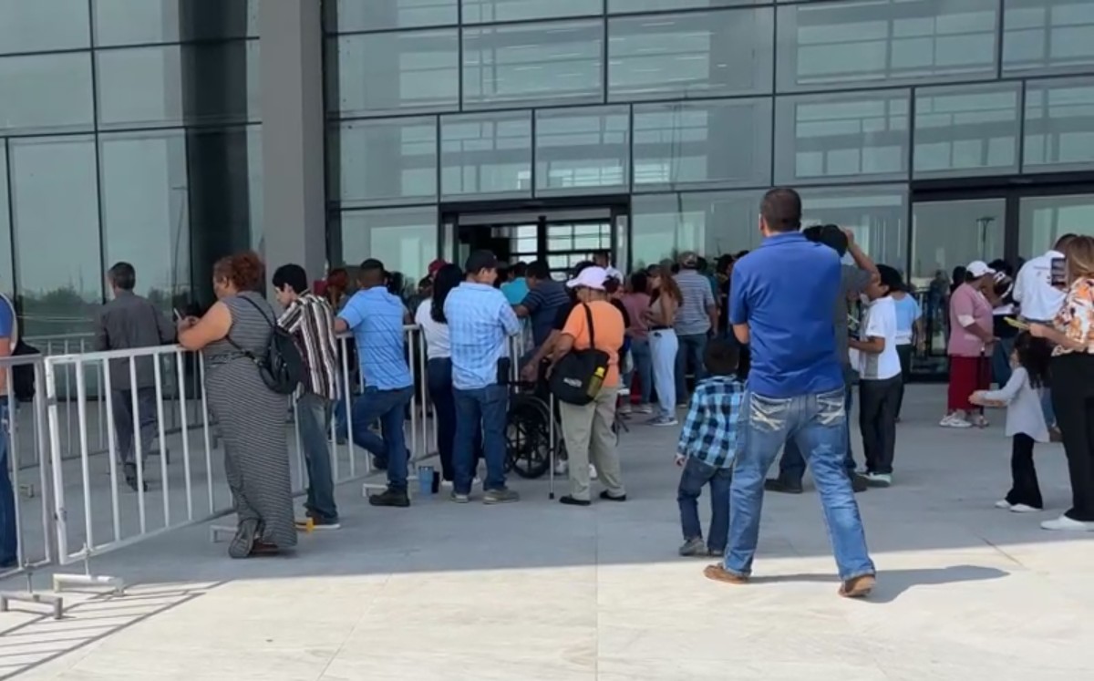 Hacen largas filas para recibir el apoyo federal a las familias afectadas por inundaciones en Reynosa.