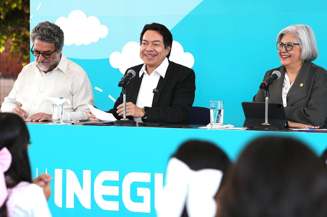 Mario Delgado celebra que el avance de entrega de tarjetas de la beca 'Rita Cetina'. | Foto: Especial