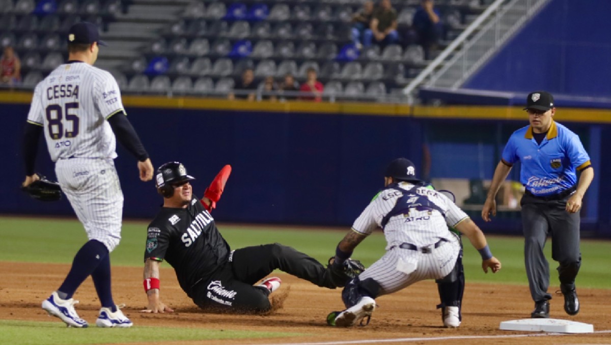 Saraperos pega primero en la serie ante Sultanes de Monterrey (Roberto Alanís)
