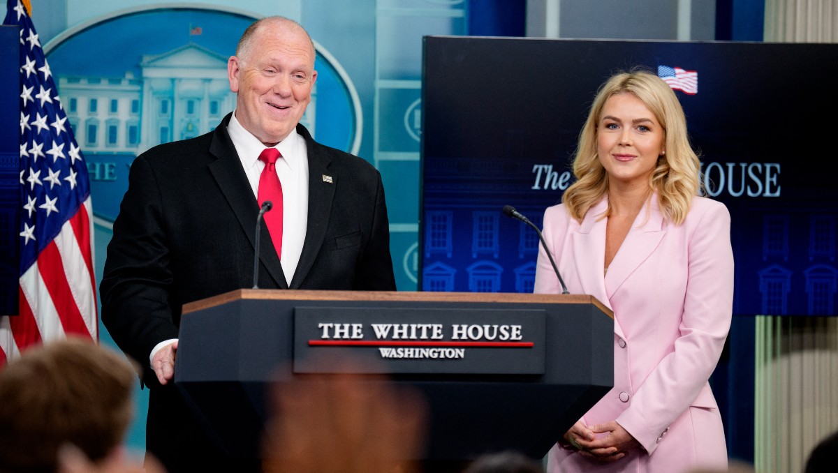 Tom Homan, zar de la frontera, y Karoline Leavit, portavoz de la Casa Blanca. | AFP
