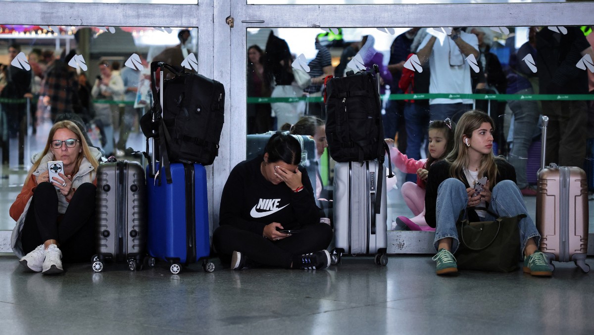 El apagón afectó los vuelos y viajes de tren. | AFP