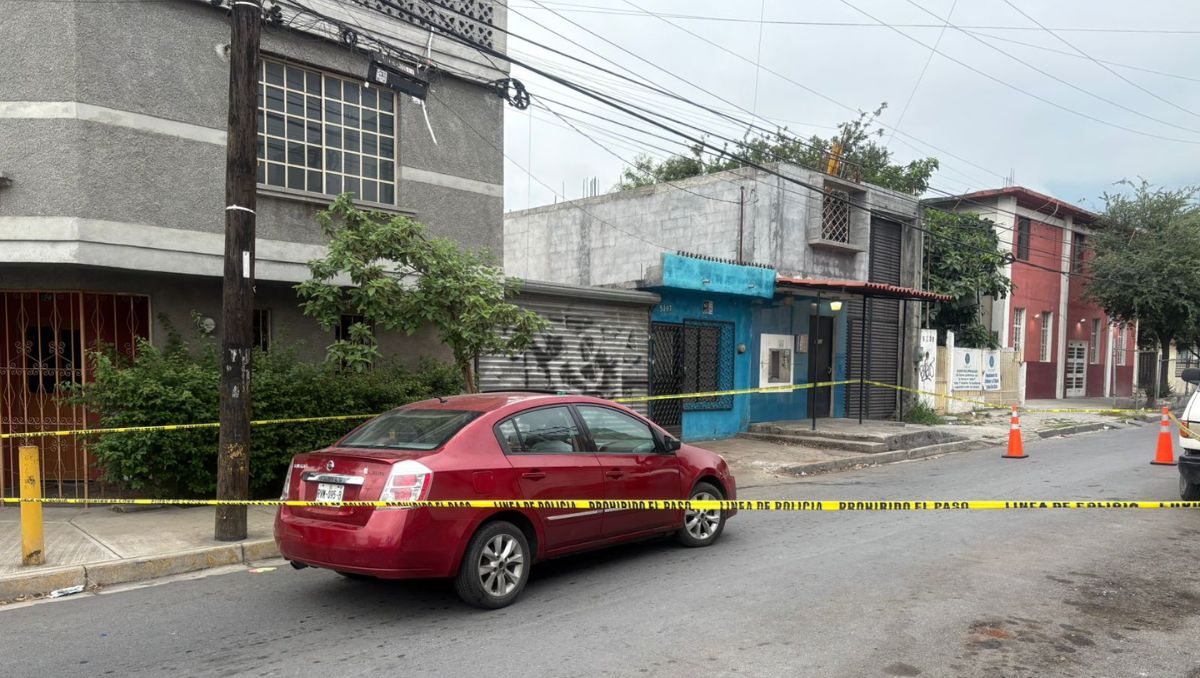 La calle Hacienda de los Pinos se encuentra bloqueada por policías de Monterrey | Pedro Delgado