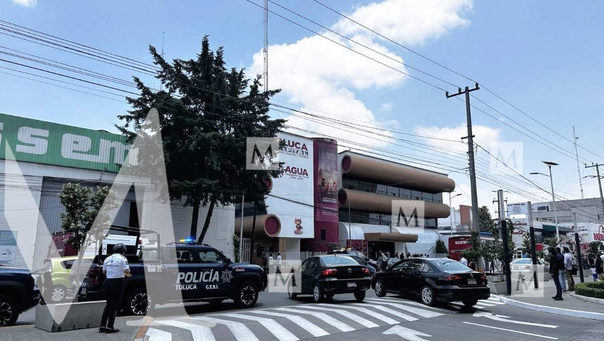 Discusión al interior de las oficinas de Agua y Saneamiento de Toluca, provocó intensa movilización policiaca. | Foto: Abadiel Martínez