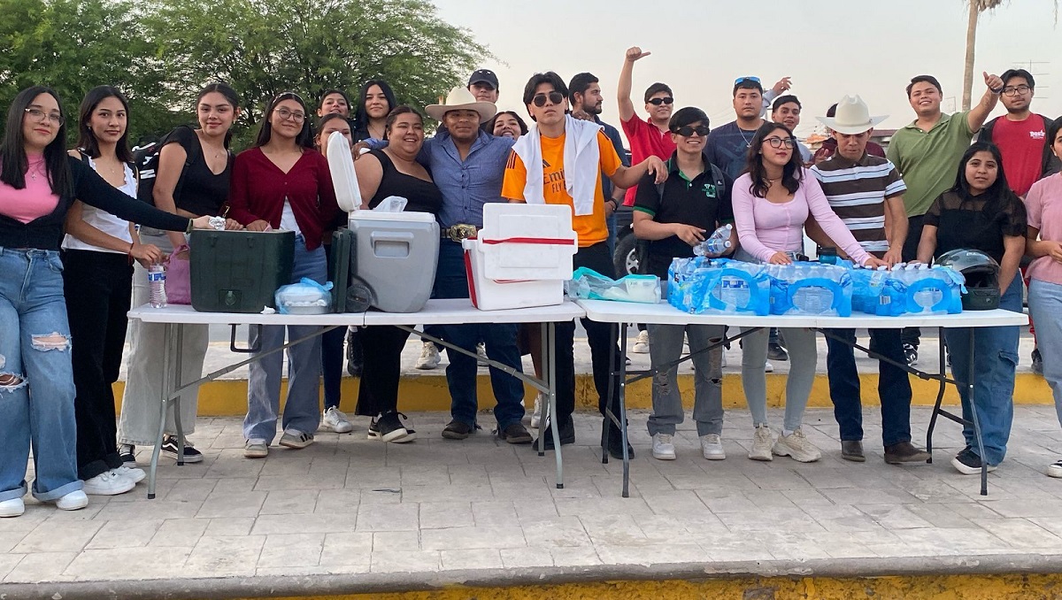 Los estudiantes previamente solicitaron permiso en los hospitales para pasar a cada una de las habitaciones. (cortesía)